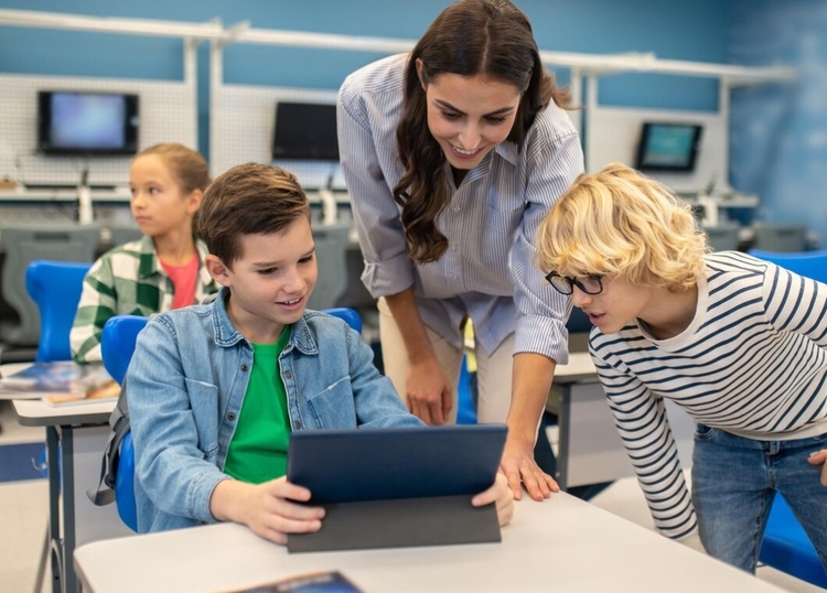 Pädagogik und Digitalisierung: Wie Lehrer sich Anpassen Können – Wie Digitale Tools Den Unterricht Revolutionieren